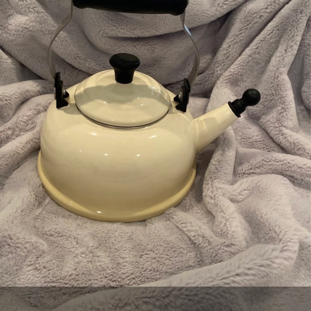 Le Creuset Classic Kettle- Cream